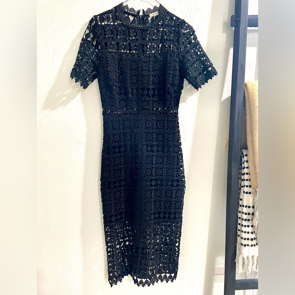 Black EMBROIDERED MIDI DRESS - Medium